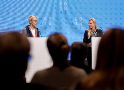 Am 12. Oktober 2018 nahm Bundesministerin Juliane Bogner-Strau&szlig; (r.) anl&auml;sslich des &Ouml;sterreichischen Vorsitzes im Rat der Europ&auml;ischen Union an der Informellen Tagung der Gleichstellungsministerinnen und -minister teil. Im Bild bei der Pressekonferenz mit der Generaldirektorin der Generaldirektion Justiz und Verbraucher der Europ&auml;ischen Kommission Tina Astola (l.).