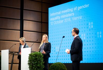 Am 12. Oktober 2018 nahm Bundesministerin Juliane Bogner-Strau&szlig; (m.) anl&auml;sslich des &Ouml;sterreichischen Vorsitzes im Rat der Europ&auml;ischen Union an der Informellen Tagung der Gleichstellungsministerinnen und -minister teil. Im Bild bei der Pressekonferenz mit der Generaldirektorin der Generaldirektion Justiz und Verbraucher der Europ&auml;ischen Kommission Tina Astola (l.).