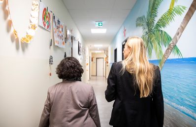 Am 17. Oktober 2018 nahm Bundesministerin Juliane Bogner-Strau&szlig; (r.) an der Er&ouml;ffnung des Kindergartens Sonneninsel am Austria Campus teil.