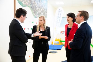 Am 17. Oktober 2018 nahm Bundesministerin Juliane Bogner-Strau&szlig; (2.v.l.) an der Er&ouml;ffnung des Kindergartens Sonneninsel am Austria Campus teil. Im Bild mit Stadtrat J&uuml;rgen Czernohorszky (l.) und Bank Austria Vorst&auml;ndin Doris Tomanek (2.v.r.).