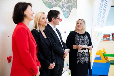 Am 17. Oktober 2018 nahm Bundesministerin Juliane Bogner-Strau&szlig; (2.v.l.) an der Er&ouml;ffnung des Kindergartens Sonneninsel am Austria Campus teil. Im Bild mit Stadtrat J&uuml;rgen Czernohorszky (2.v.r.), Bank Austria Vorst&auml;ndin Doris Tomanek (l.) und der Obfrau des Kindergartens Sonneninsel Nicole Yildirim-Kral (r.).
