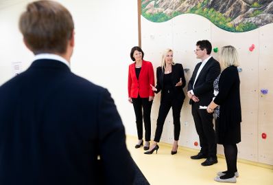 Am 17. Oktober 2018 nahm Bundesministerin Juliane Bogner-Strau&szlig; (2.v.l.) an der Er&ouml;ffnung des Kindergartens Sonneninsel am Austria Campus teil. Im Bild mit Stadtrat J&uuml;rgen Czernohorszky (2.v.r.), Bank Austria Vorst&auml;ndin Doris Tomanek (l.) und der Obfrau des Kindergartens Sonneninsel Nicole Yildirim-Kral (r.).
