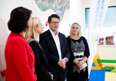 Am 17. Oktober 2018 nahm Bundesministerin Juliane Bogner-Strau&szlig; (2.v.l.) an der Er&ouml;ffnung des Kindergartens Sonneninsel am Austria Campus teil. Im Bild mit Stadtrat J&uuml;rgen Czernohorszky (2.v.r.), Bank Austria Vorst&auml;ndin Doris Tomanek (l.) und der Obfrau des Kindergartens Sonneninsel Nicole Yildirim-Kral (r.).