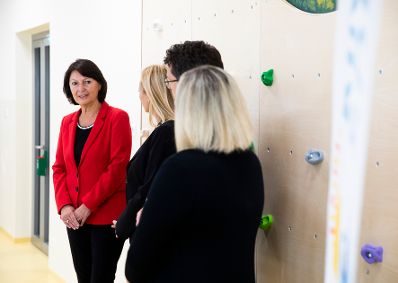 Am 17. Oktober 2018 nahm Bundesministerin Juliane Bogner-Strau&szlig; (2.v.l.) an der Er&ouml;ffnung des Kindergartens Sonneninsel am Austria Campus teil. Im Bild mit Stadtrat J&uuml;rgen Czernohorszky (2.v.r.), Bank Austria Vorst&auml;ndin Doris Tomanek (l.) und der Obfrau des Kindergartens Sonneninsel Nicole Yildirim-Kral (r.).