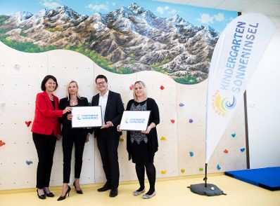 Am 17. Oktober 2018 nahm Bundesministerin Juliane Bogner-Strau&szlig; (2.v.l.) an der Er&ouml;ffnung des Kindergartens Sonneninsel am Austria Campus teil. Im Bild mit Stadtrat J&uuml;rgen Czernohorszky (2.v.r.), Bank Austria Vorst&auml;ndin Doris Tomanek (l.) und der Obfrau des Kindergartens Sonneninsel Nicole Yildirim-Kral (r.).