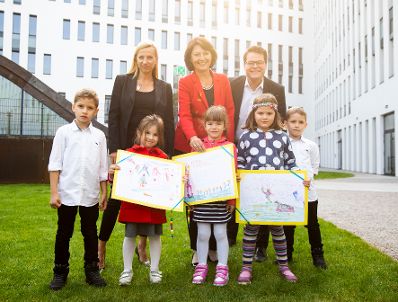 Am 17. Oktober 2018 nahm Bundesministerin Juliane Bogner-Strau&szlig; (l.) an der Er&ouml;ffnung des Kindergartens Sonneninsel am Austria Campus teil. Im Bild mit Stadtrat J&uuml;rgen Czernohorszky (r.) und Bank Austria Vorst&auml;ndin Doris Tomanek (m.).