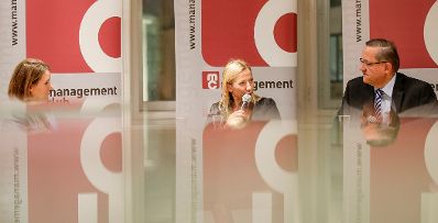 Am 22. Oktober 2018 nahm Bundesministerin Juliane Bogner-Strau&szlig; (m.) an der Podiumsdiskussion im Management Club teil. Im Bild mit dem Vizepr&auml;sidenten G&uuml;nther Ofner (r.) und der Vizepr&auml;sidentin Henrietta Egerth (l.).