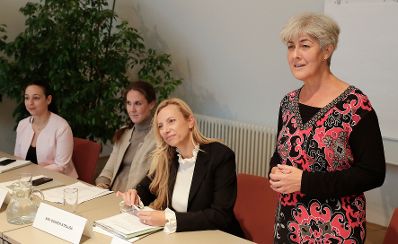 Am 24. Oktober 2018 nahm Bundesministerin Juliane Bogner-Strau&szlig; (2.v.r.) an der Sitzung der interministeriellen Arbeitsgruppe f&uuml;r Gleichbehandlungsfragen teil. Im Bild mit der Leiterin der Abteilung "Gleichbehandlung in der Privatwirtschaft und im Bundesdienst" des Bundeskanzleramts Ingrid L&ouml;scher-Weninger (r.).
