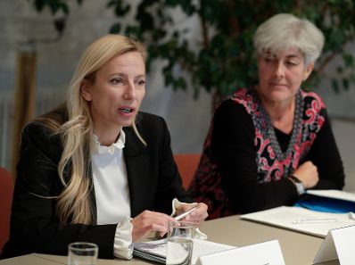 Am 24. Oktober 2018 nahm Bundesministerin Juliane Bogner-Strau&szlig; (l.) an der Sitzung der interministeriellen Arbeitsgruppe f&uuml;r Gleichbehandlungsfragen teil. Im Bild mit der Leiterin der Abteilung "Gleichbehandlung in der Privatwirtschaft und im Bundesdienst" des Bundeskanzleramts Ingrid L&ouml;scher-Weninger (r.).