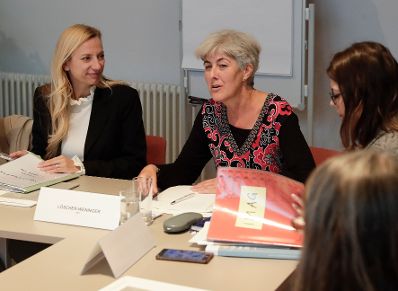 Am 24. Oktober 2018 nahm Bundesministerin Juliane Bogner-Strau&szlig; (l.) an der Sitzung der interministeriellen Arbeitsgruppe f&uuml;r Gleichbehandlungsfragen teil. Im Bild mit der Leiterin der Abteilung "Gleichbehandlung in der Privatwirtschaft und im Bundesdienst" des Bundeskanzleramts Ingrid L&ouml;scher-Weninger (m.).