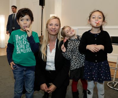 Am 26. Oktober 2018 empfing Bundesministerin Juliane Bogner-Strau&szlig; (2.v.l.) im Rahmen des Nationalfeiertags Besucherinnen und Besucher im Bundeskanzleramt.