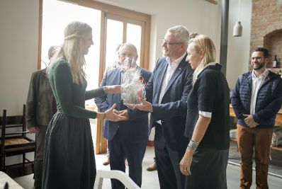 Am 29. Oktober 2018 reiste Bundesministerin Juliane Bogner-Strau&szlig; (2.v.r.) anl&auml;sslich eines Bundesl&auml;ndertags ins Burgenland. Im Bild zu Besuch bei &quot;Das Mundwerk&quot; und Bloggerin Melanie Limbeck (l.).