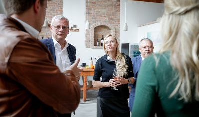 Am 29. Oktober 2018 reiste Bundesministerin Juliane Bogner-Strau&szlig; (m.) anl&auml;sslich eines Bundesl&auml;ndertags ins Burgenland. Im Bild zu Besuch bei &quot;Das Mundwerk&quot; und Bloggerin Melanie Limbeck (r.).