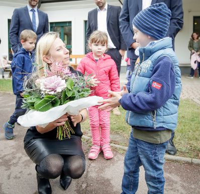 Am 29. Oktober 2018 reiste Bundesministerin Juliane Bogner-Strau&szlig; (l.) anl&auml;sslich eines Bundesl&auml;ndertags ins Burgenland. Im Bild beim Besuch der Volksschule Gattendorf.
