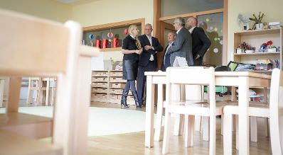 Am 29. Oktober 2018 reiste Bundesministerin Juliane Bogner-Strau&szlig; (l.) anl&auml;sslich eines Bundesl&auml;ndertags ins Burgenland. Im Bild beim Besuch der Volksschule Gattendorf.