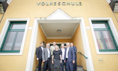 Am 29. Oktober 2018 reiste Bundesministerin Juliane Bogner-Strau&szlig; (4.v.l.) anl&auml;sslich eines Bundesl&auml;ndertags ins Burgenland. Im Bild mit B&uuml;rgermeister Franz Vihanek (2.v.l.) beim Besuch der Volksschule Gattendorf.