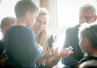 Am 29. Oktober 2018 reiste Bundesministerin Juliane Bogner-Strau&szlig; (2.v.l.) anl&auml;sslich eines Bundesl&auml;ndertags ins Burgenland. Im Bild beim Besuch des Kindergarten Edelstal.