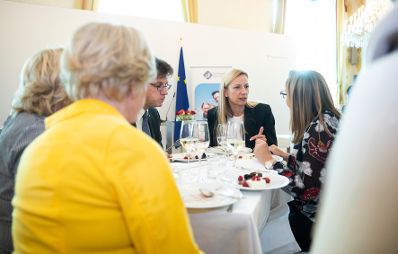 Am 30. Oktober 2018 nahm Bundesministerin Juliane Bogner-Strau&szlig; (2.v.r.) am CEO Business Lunch im Bundeskanzleramt teil.