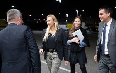 Am 5. November 2018 besuchte Bundesministerin Juliane Bogner-Strau&szlig; (3.v.r.) anl&auml;sslich einer Pr&auml;sentation der &quot;Gender Diversity Strategie&quot; das Post Verteilerzentrum im 23. Wiener Gemeindebezirk. Im Bild mit dem Vorstandsdirektor der Division Paket und Logistik Peter Umundum (r.).