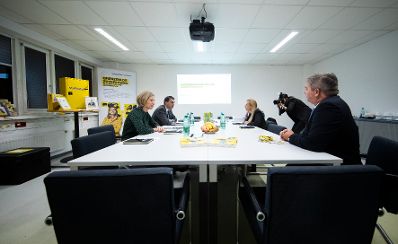Am 5. November 2018 besuchte Bundesministerin Juliane Bogner-Strau&szlig; (3.v.r.) anl&auml;sslich einer Pr&auml;sentation der &quot;Gender Diversity Strategie&quot; das Post Verteilerzentrum im 23. Wiener Gemeindebezirk. Im Bild mit dem Vorstandsdirektor der Division Paket und Logistik Peter Umundum (2.v.l.).