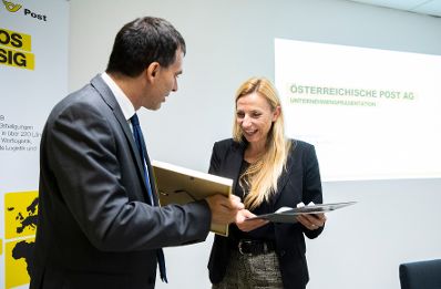 Am 5. November 2018 besuchte Bundesministerin Juliane Bogner-Strau&szlig; (r.) anl&auml;sslich einer Pr&auml;sentation der &quot;Gender Diversity Strategie&quot; das Post Verteilerzentrum im 23. Wiener Gemeindebezirk. Im Bild mit dem Vorstandsdirektor der Division Paket und Logistik Peter Umundum (l.).