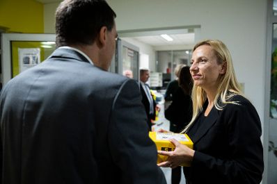 Am 5. November 2018 besuchte Bundesministerin Juliane Bogner-Strau&szlig; (r.) anl&auml;sslich einer Pr&auml;sentation der &quot;Gender Diversity Strategie&quot; das Post Verteilerzentrum im 23. Wiener Gemeindebezirk. Im Bild mit dem Vorstandsdirektor der Division Paket und Logistik Peter Umundum (l.).
