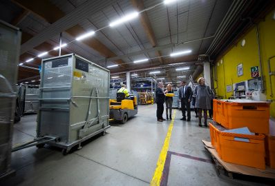 Am 5. November 2018 besuchte Bundesministerin Juliane Bogner-Strau&szlig; (m.l.) anl&auml;sslich einer Pr&auml;sentation der &quot;Gender Diversity Strategie&quot; das Post Verteilerzentrum im 23. Wiener Gemeindebezirk. Im Bild mit dem Vorstandsdirektor der Division Paket und Logistik Peter Umundum (m.r.).