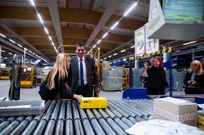 Am 5. November 2018 besuchte Bundesministerin Juliane Bogner-Strau&szlig; (l.) anl&auml;sslich einer Pr&auml;sentation der &quot;Gender Diversity Strategie&quot; das Post Verteilerzentrum im 23. Wiener Gemeindebezirk. Im Bild mit dem Vorstandsdirektor der Division Paket und Logistik Peter Umundum (r.).