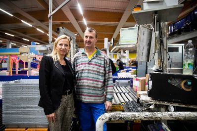 Am 5. November 2018 besuchte Bundesministerin Juliane Bogner-Strau&szlig; (l.) anl&auml;sslich einer Pr&auml;sentation der &quot;Gender Diversity Strategie&quot; das Post Verteilerzentrum im 23. Wiener Gemeindebezirk.