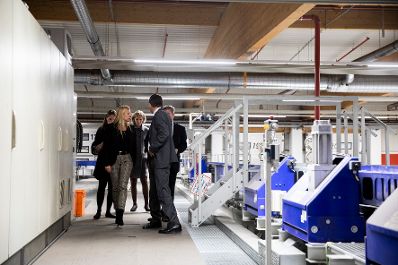 Am 5. November 2018 besuchte Bundesministerin Juliane Bogner-Strau&szlig; (l.) anl&auml;sslich einer Pr&auml;sentation der &quot;Gender Diversity Strategie&quot; das Post Verteilerzentrum im 23. Wiener Gemeindebezirk. Im Bild mit dem Vorstandsdirektor der Division Paket und Logistik Peter Umundum (r.).