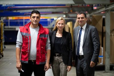 Am 5. November 2018 besuchte Bundesministerin Juliane Bogner-Strau&szlig; (m.) anl&auml;sslich einer Pr&auml;sentation der &quot;Gender Diversity Strategie&quot; das Post Verteilerzentrum im 23. Wiener Gemeindebezirk. Im Bild mit dem Vorstandsdirektor der Division Paket und Logistik Peter Umundum (r.).