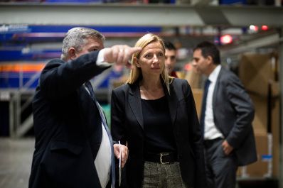 Am 5. November 2018 besuchte Bundesministerin Juliane Bogner-Strau&szlig; (r.) anl&auml;sslich einer Pr&auml;sentation der &quot;Gender Diversity Strategie&quot; das Post Verteilerzentrum im 23. Wiener Gemeindebezirk.