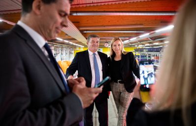 Am 5. November 2018 besuchte Bundesministerin Juliane Bogner-Strau&szlig; (r.) anl&auml;sslich einer Pr&auml;sentation der &quot;Gender Diversity Strategie&quot; das Post Verteilerzentrum im 23. Wiener Gemeindebezirk.