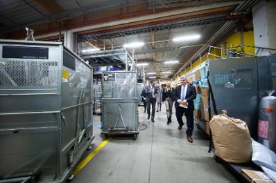 Am 5. November 2018 besuchte Bundesministerin Juliane Bogner-Strau&szlig; (2.v.r.) anl&auml;sslich einer Pr&auml;sentation der &quot;Gender Diversity Strategie&quot; das Post Verteilerzentrum im 23. Wiener Gemeindebezirk.