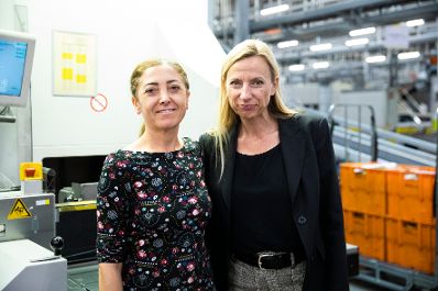 Am 5. November 2018 besuchte Bundesministerin Juliane Bogner-Strau&szlig; (r.) anl&auml;sslich einer Pr&auml;sentation der &quot;Gender Diversity Strategie&quot; das Post Verteilerzentrum im 23. Wiener Gemeindebezirk.