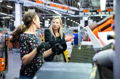 Am 5. November 2018 besuchte Bundesministerin Juliane Bogner-Strau&szlig; (r.) anl&auml;sslich einer Pr&auml;sentation der &quot;Gender Diversity Strategie&quot; das Post Verteilerzentrum im 23. Wiener Gemeindebezirk.