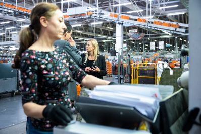 Am 5. November 2018 besuchte Bundesministerin Juliane Bogner-Strau&szlig; (r.) anl&auml;sslich einer Pr&auml;sentation der &quot;Gender Diversity Strategie&quot; das Post Verteilerzentrum im 23. Wiener Gemeindebezirk.