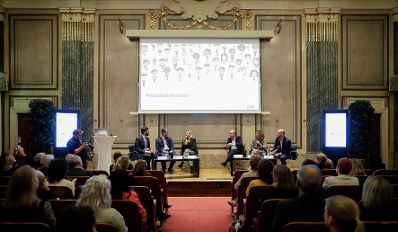 Am 5. November 2018 nahm Bundesministerin Juliane Bogner-Strau&szlig; (3.v.l.) an der Podiumsdiskussion &quot;Diversit&auml;t als Asset f&uuml;r den Standort&quot; im Haus der Industrie teil.