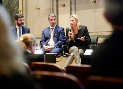 Am 5. November 2018 nahm Bundesministerin Juliane Bogner-Strau&szlig; (r.) an der Podiumsdiskussion &quot;Diversit&auml;t als Asset f&uuml;r den Standort&quot; im Haus der Industrie teil.