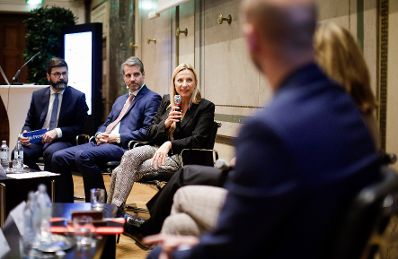 Am 5. November 2018 nahm Bundesministerin Juliane Bogner-Strau&szlig; (3.v.l.) an der Podiumsdiskussion &quot;Diversit&auml;t als Asset f&uuml;r den Standort&quot; im Haus der Industrie teil.