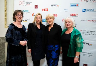 Am 6. November 2018 nahm Bundesministerin Juliane Bogner-Strau&szlig; (m.l.) am Gala-Abend der MedienL&Ouml;WINNEN 2018 im Haus der Industrie teil. Im Bild mit der Kongressinitiatorin Maria Rauch-Kallat (m.r.).