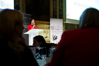 Am 6. November 2018 nahm Bundesministerin Juliane Bogner-Strau&szlig; am Gala-Abend der MedienL&Ouml;WINNEN 2018 im Haus der Industrie teil. Im Bild mit der Moderatorin Sonja Kato-Mailath-Pokorny.