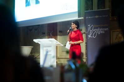 Am 6. November 2018 nahm Bundesministerin Juliane Bogner-Strau&szlig; am Gala-Abend der MedienL&Ouml;WINNEN 2018 im Haus der Industrie teil. Im Bild mit der Moderatorin Sonja Kato-Mailath-Pokorny.