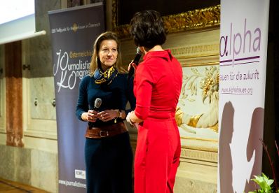 Am 6. November 2018 nahm Bundesministerin Juliane Bogner-Strau&szlig; am Gala-Abend der MedienL&Ouml;WINNEN 2018 im Haus der Industrie teil. Im Bild mit der Leiterin der Kommunikationsabteilung der Siemens AG &Ouml;sterreich Katharina Swoboda (l.) und der Moderatorin Sonja Kato-Mailath-Pokorny (r.).