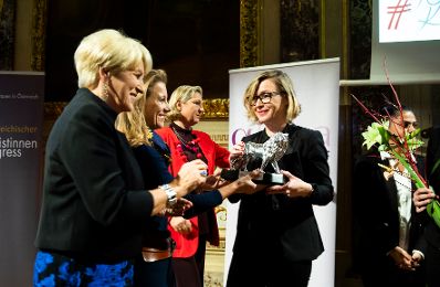 Am 6. November 2018 nahm Bundesministerin Juliane Bogner-Strau&szlig; am Gala-Abend der MedienL&Ouml;WINNEN 2018 im Haus der Industrie teil. Im Bild mit der Chefredakteurin des Lifestylemagazins die WIENERIN Barbara Haas (r.), Preistr&auml;gerredaktion des MedienL&Ouml;WEN, der Kongressinitiatorin Maria Rauch-Kallat (l.), der Leiterin der Kommunikationsabteilung der Siemens AG &Ouml;sterreich Katharina Swoboda (2.v.l.) und der Vorsitzenden der Jury Elisabeth Pechmann (3.v.l.).