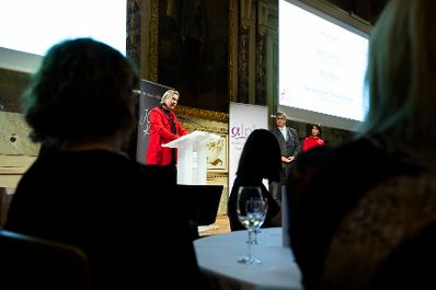 Am 6. November 2018 nahm Bundesministerin Juliane Bogner-Strau&szlig; am Gala-Abend der MedienL&Ouml;WINNEN 2018 im Haus der Industrie teil. Im Bild mit der Vorsitzenden der Jury Elisabeth Pechmann (l.), dem Generaldirektor der M&uuml;nze &Ouml;sterreich AG Gerhard Starsich (m.) und der Moderatorin Sonja Kato-Mailath-Pokorny (r.).