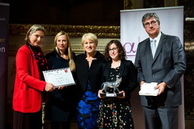 Am 6. November 2018 nahm Bundesministerin Juliane Bogner-Strau&szlig; (2.v.l.) am Gala-Abend der MedienL&Ouml;WINNEN 2018 im Haus der Industrie teil. Im Bild mit der Vorsitzenden der Jury Elisabeth Pechmann (l.), der Kongressinitiatorin Maria Rauch-Kallat (m.), der Preistr&auml;gerin der MedienL&Ouml;WIN SILBER Ruth Eisenreich (2.v.r.) und dem Generaldirektor der M&uuml;nze &Ouml;sterreich AG Gerhard Starsich (r.).