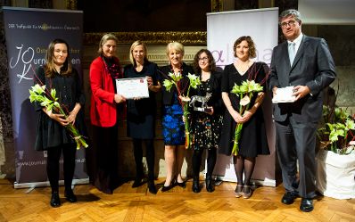 Am 6. November 2018 nahm Bundesministerin Juliane Bogner-Strau&szlig; (3.v.l.) am Gala-Abend der MedienL&Ouml;WINNEN 2018 im Haus der Industrie teil. Im Bild mit der Vorsitzenden der Jury Elisabeth Pechmann (2.v.l.), der Kongressinitiatorin Maria Rauch-Kallat (m.), der Preistr&auml;gerin der MedienL&Ouml;WIN SILBER Ruth Eisenreich (3.v.r.) und dem Generaldirektor der M&uuml;nze &Ouml;sterreich AG Gerhard Starsich (r.).