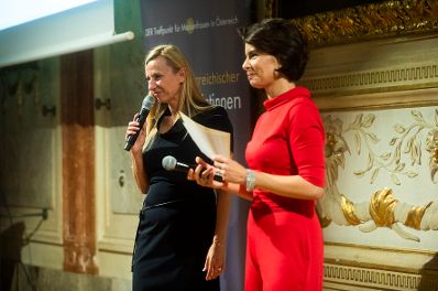 Am 6. November 2018 nahm Bundesministerin Juliane Bogner-Strau&szlig; (l.) am Gala-Abend der MedienL&Ouml;WINNEN 2018 im Haus der Industrie teil. Im Bild mit der Moderatorin Sonja Kato-Mailath-Pokorny (r.).