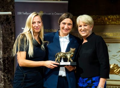 Am 6. November 2018 nahm Bundesministerin Juliane Bogner-Strau&szlig; (l.) am Gala-Abend der MedienL&Ouml;WINNEN 2018 im Haus der Industrie teil. Im Bild mit der Preistr&auml;gerin der MedienL&Ouml;WIN GOLD Lisa Totzauer (m.) und der Kongressinitiatorin Maria Rauch-Kallat (r.).